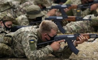 Cez zimu EÚ vycvičí 15.000 ukrajinských vojakov, Kyjev chcel 50.000