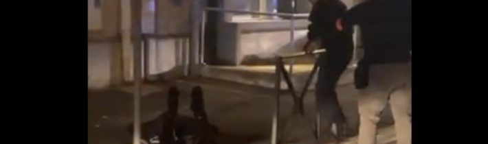 Francie: Muslim s Koránem v ruce útočil nožem – 6 zraněných, útočníka postřelila policie (video) – Necenzurovaná pravda
