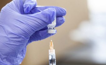 E. TRIGOSO: Ředitel pohřební služby uvádí, že 95 % mrtvol bylo očkováno anticovidovou vakcínou 2 týdny před úmrtím