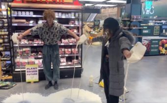 Svět se zbláznil! Ekoteroristé – puberťáčtí vegané dnes vylévají mléko na podlahy obchodů, aby takto protestovali proti celému mlékárenskému průmyslu (VIDEO)