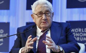 Henry Kissinger nalieha na ozbrojené sily, aby reagovali na prípadné ruské použitie jadrových zbraní. (VIDEO)