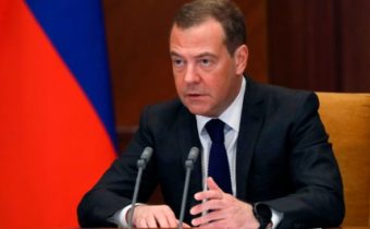 Medvedev: Rusko znásobuje výrobu zbraní