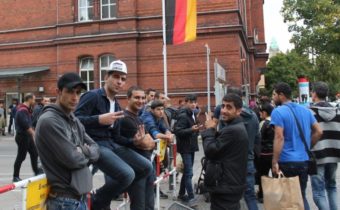 Nemci sa zúfalo bránia proti legalizovaniu pobytu státisícov úradne „dočasne tolerovaných“ s európskou civilizáciou nekompaktibilných agresívnych migrantov
