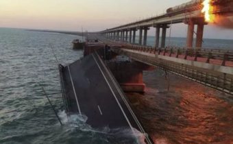 Most na Krym pohlcují plameny, část se zřítila do moře. Úspěšná diverzní akce Ukrajinců? |