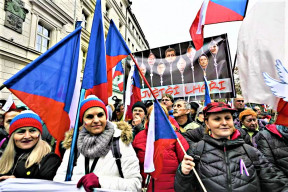 Na pochod v Praze dorazily tisíce lidí. Protestovaly proti ČT a vládě