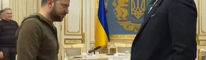 VIDEO: Bývalý premiér Ukrajiny nazval Zelenského “žido-banderovcem” uctívajícího pouze nacismus a židovskou vírou se prý jenom maskuje, ale přitom nemá s vlastním obyvatelstvem naprosto žádné slitování! Stal se z něho “Mankurt” bez vlastní vůle a pouhá loutka Západu! Návštěva britského ministra zahraničí to děsivým způsobem potvrdila, Zelenský je karikaturou komika, který se ve funkci v zeleném tričku stal tragédem vlastního národa! Nacisté z Kyjeva už vyhlíží azyl a nové zázemí v Evropě!