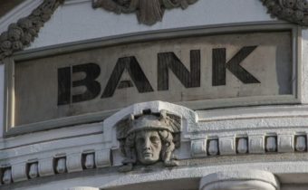 Od „stabilného“ k „negatívnemu“ — európske banky strácajú rating