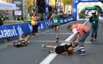 Big Pharma, zabijácké pseudovakcíny a běžecký závod ve Španělsku: 3 účastníci utrpěli infarkt, 33 skončilo v nemocnici