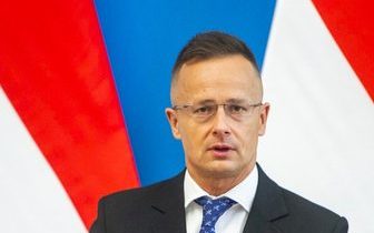 „Maďarsko v žiadnom prípade nepodporí spoločnú pôžičku EÚ na podporu Zelenského režimu. Doteraz sme dali Ukrajine stovky miliónov eur. Už stačilo!,“ oznámil Szijjártó