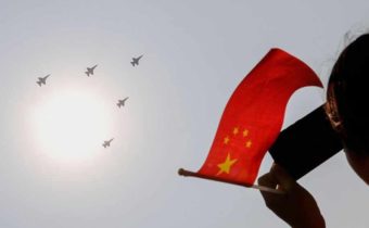 Politico: Otázka Číny rozdeľuje NATO