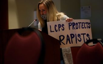 USA: Ředitel školy byl vyhozen za to, že se snažil krýt studenta vydávajícího se za trans, který znásilňoval dívky na toaletách – Necenzurovaná pravda