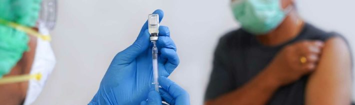 Popredný onkológ poukazuje na nárast výskytu rakoviny u ľudí očkovaných proti covidu