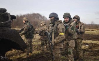 Ukrajinskí vojaci utekajú z pozícií pri Soledare