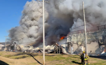 Počet záhadných požárů v USA stále roste: Velký požár na americké vaječné farmě si vyžádal nasazení více než 100 hasičů – Necenzurovaná pravda