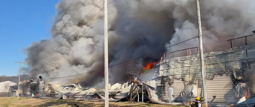 Počet záhadných požárů v USA stále roste: Velký požár na americké vaječné farmě si vyžádal nasazení více než 100 hasičů – Necenzurovaná pravda