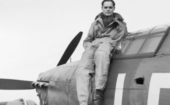 Jeden z nejúspěšnějších britských stíhacích letců Douglas Bader zvaný „útěkář s protézami“