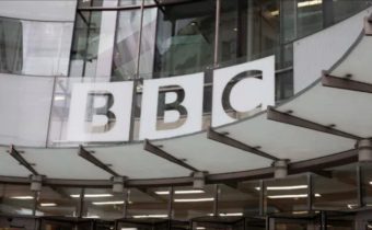 Velká Británie: Okna BBC jsou pokrytá fotografiemi představujících zabité lidi vakcínami na Covid
