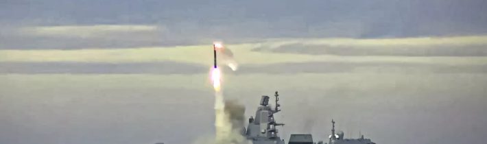 J.D. Heyes: Kým letectvo USA testuje novú smrtiacu taktiku, Putin nasadzuje loď s hypersonickými raketami