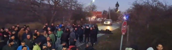 Kosovskí Srbi na protest zablokovali cestu