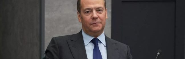 Medvedev reagoval na Stoltenbergove vyjadrenia o dodávkach zbraní Ukrajine