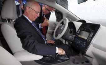 Vodič papalášov z WEF priznal, že odmietajú jazdiť v elektrických autách, žiadajú benzínové