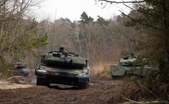 „The Guardian“ určil počet tankov, ktoré Ukrajina potrebuje na ofenzívu