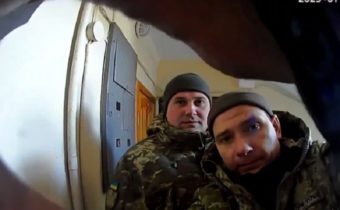 Kyjevská chunta vylepuje povolávacie rozkazy priamo na dvere