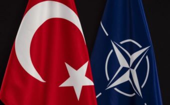V Turecku sa ozývajú hlasy za vystúpenie z NATO