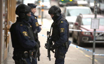 Při razii v muslimském ghettu objevila švédská policie spoustu zbraní, včetně výbušnin, útočných pušek a granátů – Necenzurovaná pravda