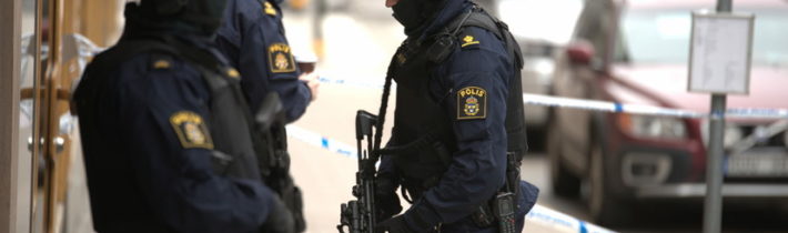 Při razii v muslimském ghettu objevila švédská policie spoustu zbraní, včetně výbušnin, útočných pušek a granátů – Necenzurovaná pravda
