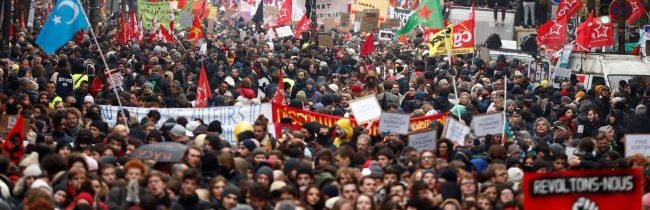 Odbory vyzbierali milión podpisov a hrozia paralyzovaním Francúzska