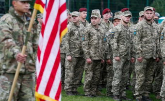 Spojené štáty zatiahli NATO do ukrajinského konfliktu kvôli zisku z predaja zbraní