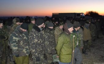 Ukrajinských vojakov prepustených zo zajatia opäť ženú na front