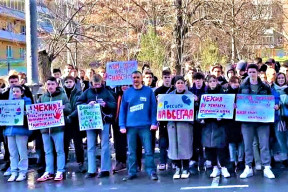 V den výročí připojení Krymu k Rusku uspořádali ruští mladí aktivisté protestní shromáždění před českou ambasádou v Moskvě.