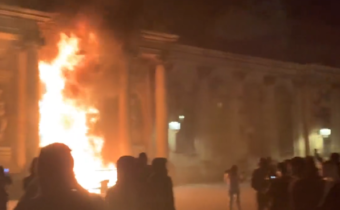 Nepokoje ve Francii pokračují: Zapálená radnice, vypleněná budova soudu a potyčky mezi demonstranty a policií (videa)