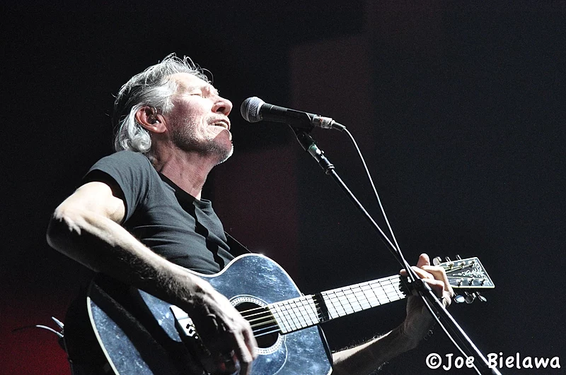 Roger Waters ve videovzkazu brojí proti válečným štváčům (video) – Necenzurovaná pravda