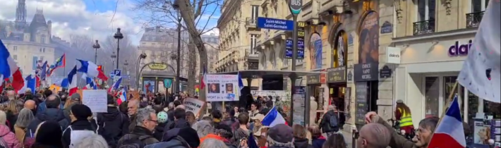 Tisíce ľudí v Paríži protestovali proti dodávkam zbraní Ukrajine