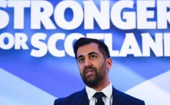 Moslim bude novým škótskym premiérom. Humzu Yousafa zvolili pred tým do kresla šéfa Škótskej národnej strany