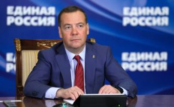 Medvedev: Tento rok Rusko vyrobí 1500 tankov a začne s produkciou veľkých bojových dronov