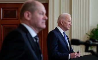 Biden poďakoval Scholzovi za odmietnutie ruského plynu