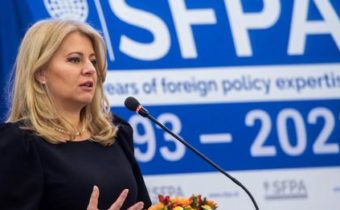 VIDEO: Čaputová obvinila Slovákov zo šírenia dezinformácií týkajúcich sa konfliktu na Ukrajine, kritizovala rekordnú nedôveru občanov voči NATO, chválila zahraničnú politiku proukrajinskej Hegerovej odvolanej vlády a dávala lekcie,