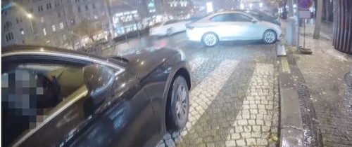 VIDEO: Moderátor Českej televízie Jakub Železný sa po spáchaní dopravného priestupku povýšenecky bavil s policajtom. Etalón slušnosti sa počas konverzačnej etudy so strážnikom obhajoval spôsobom, akoby sedel pred kamerami v televízn
