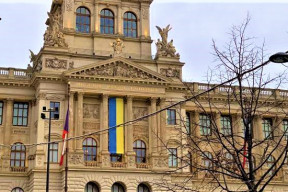 Na Národním muzeu prý nevisí vlajka Ukrajiny, ale jen banner!!!!