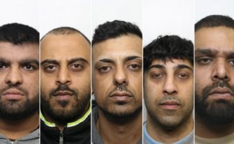 Velká Británie: Celkem 42 muslimů bylo odsouzeno za hromadné znásilňování nezletilých bílých dívek