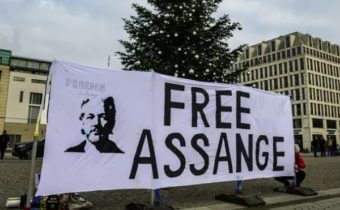 Britové brání nevládním organizacím v návštěvě Assange