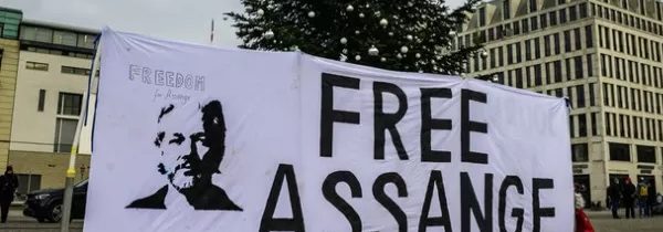 Britové brání nevládním organizacím v návštěvě Assange