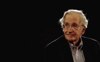 Noam Chomsky: USA a Británie odmítly mírová jednání na Ukrajině, aby podpořily své vlastní národní zájmy. Rusové se chovají na Ukrajině humánněji než Američané v Iráku