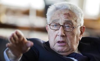Kissinger zmenil svoj názor a navrhol prijať Ukrajinu do NATO. Podľa neho je to v záujme bezpečnosti Európy. „Ukrajina v Severoatlantickej aliancii by bola pre svet ešte väčšia hrozba, ako konflikt medzi USA a Čínou,“ reagoval ruský