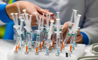WHO školí zdravotníky, jak donutit občany, aby si nechali aplikovat genové injekce