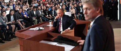 Rusko obvinilo USA z pokusu o atentát na prezidenta Vladimira Putina. „Rozhodnutia prijíma Washington a nie Kyjev… Kyjev robí len to, čo mu povedia,“ komentoval Peskov stredajší útok dronmi na Kremeľ